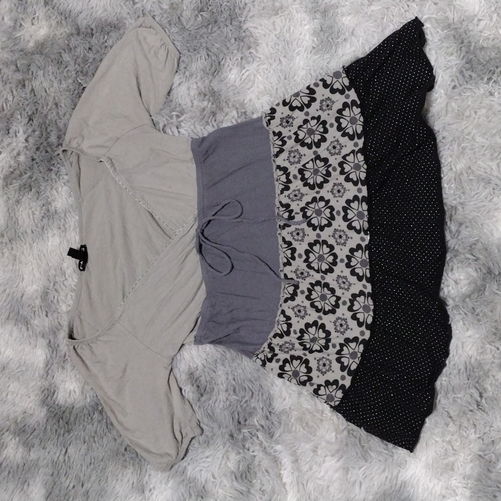 Cute v-neck blouse women's small